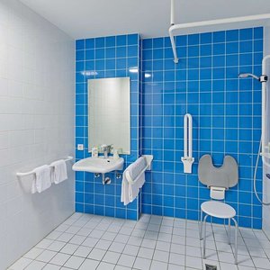 Guest room bath