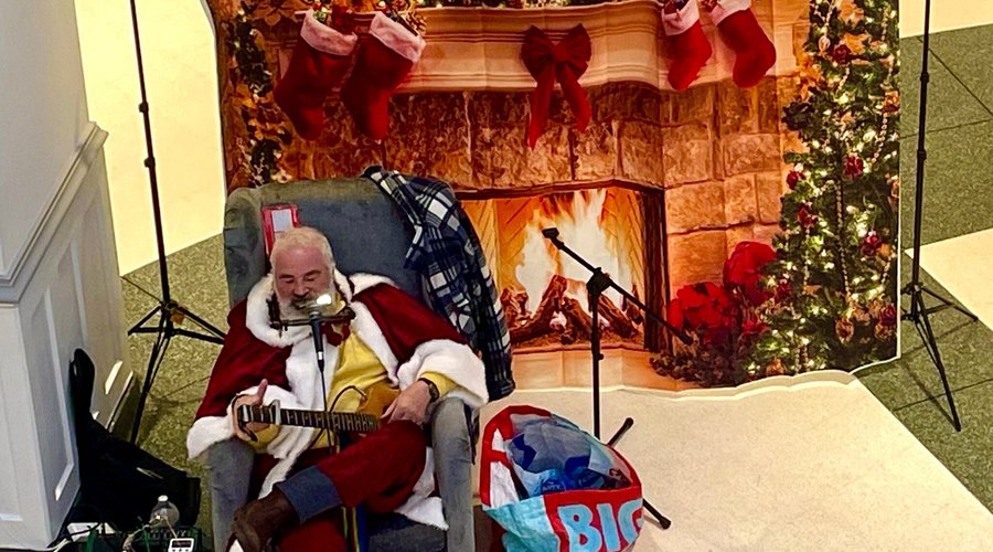 A “Singing Santa” was bringing a bit of cheer to this rather sadly empty shopping centre ( and he was actually very good 🎤 🎵 🎶 👏🏻)