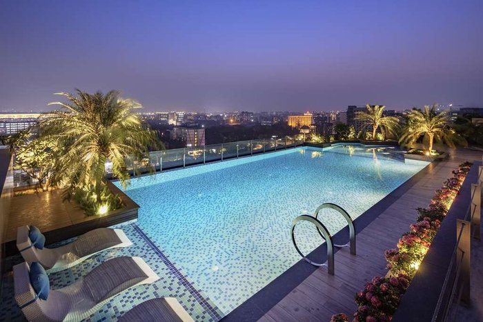 Radisson Blu Mumbai International Airport Pool Pictures & Reviews ...