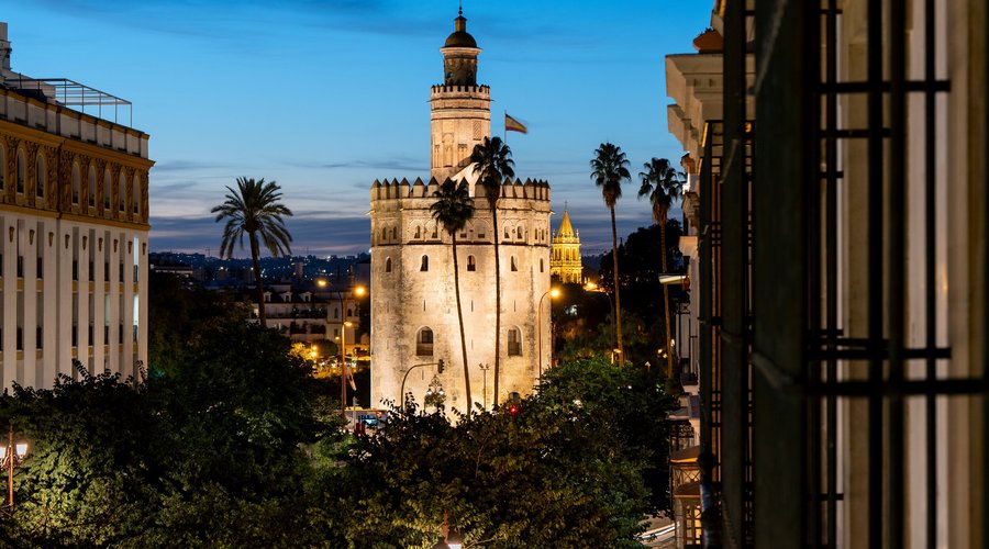 Amanecer frente a la Torre del Oro es uno de los encantos de Tayko Sevilla.  _  Waking up into Torre del Oro is one of the wonders of Tayko Sevilla