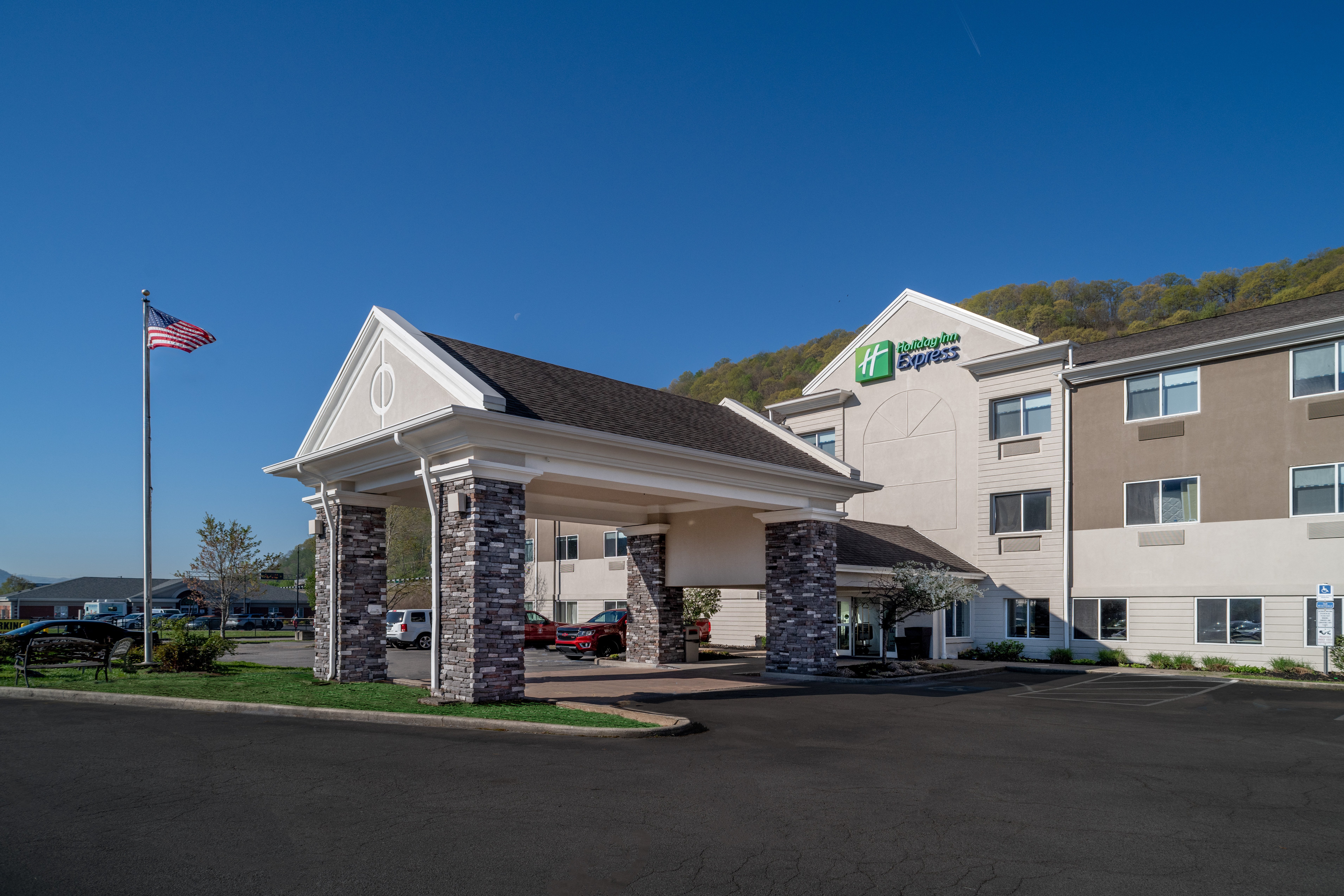 Holiday Inn Express Suites Charleston Kanawha City an IHG Hotel