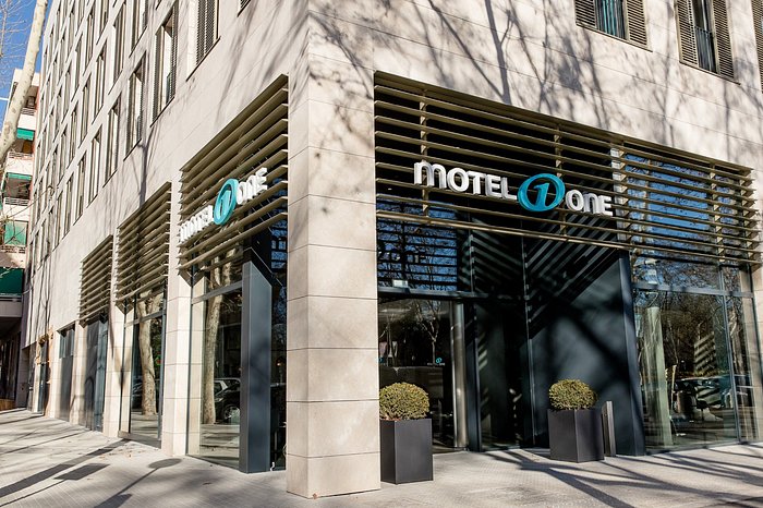 https://dynamic-media-cdn.tripadvisor.com/media/photo-o/2b/00/b8/5d/motel-one-barcelona-ciutadella.jpg?w=700&h=-1&s=1