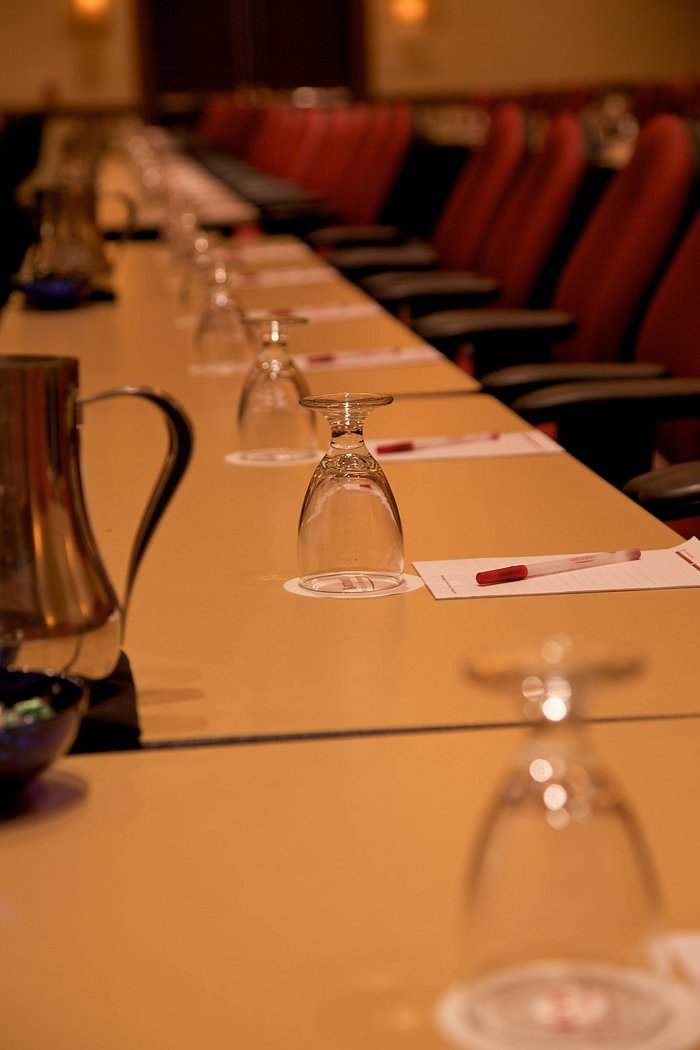 https://dynamic-media-cdn.tripadvisor.com/media/photo-o/2b/00/be/96/conference-table.jpg?w=700&h=-1&s=1