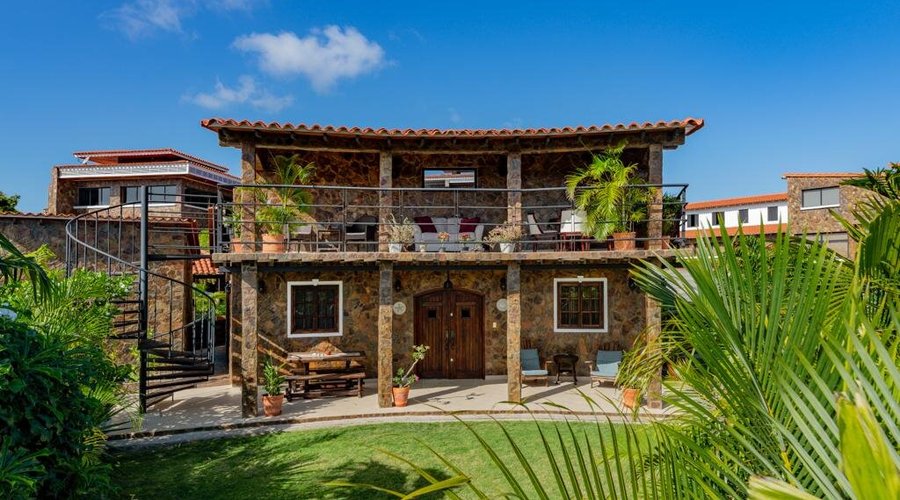 Villa privada para 4 personas, diseño Español... En ella se encuentran dos dormitorios , 2 baños, 1 con bañera, Walk in closet, cocina equipada con comedor, área de lavandería, jardín exclusivo y terraza particular con vista al mar, 150 metros cuadrados. 