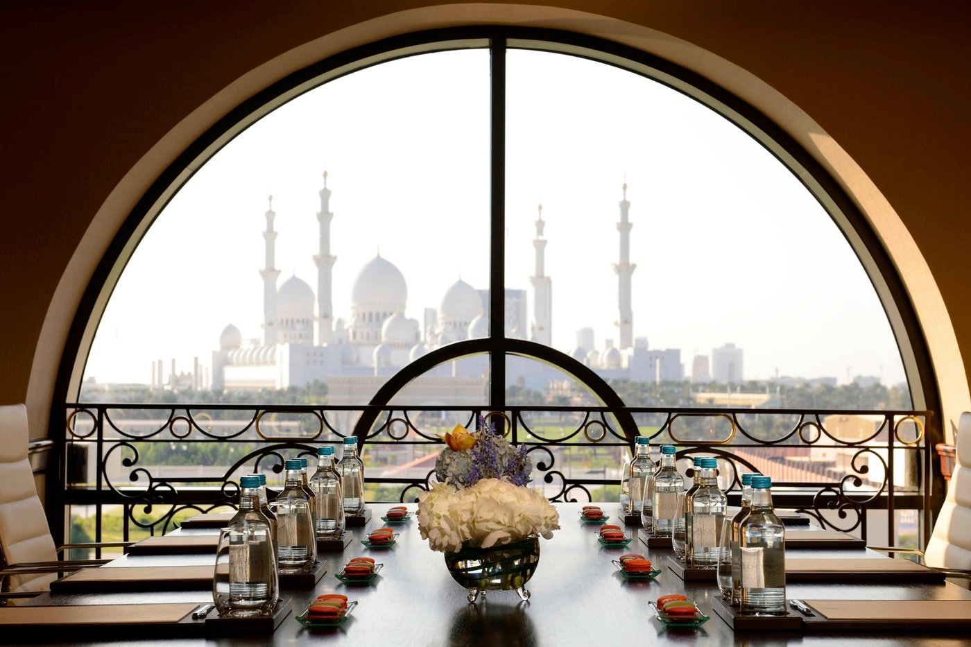 Ritz carlton abu dhabi. Абу Даби Ritz Carlton. Абу Даби the Ritz Carlton Grand canal5. Ritz Carlton Abu Dabi. The Ritz-Carlton Abu Dhabi Grand canal 5*.