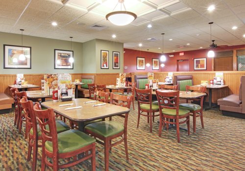 HOLIDAY INN BLYTHEVILLE, AN IHG HOTEL $135 ($̶1̶8̶1̶) - Updated 2024 ...