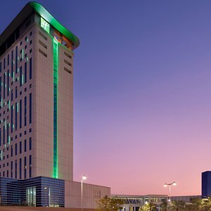 Holiday Inn directly connects to Dubai Festival City mall