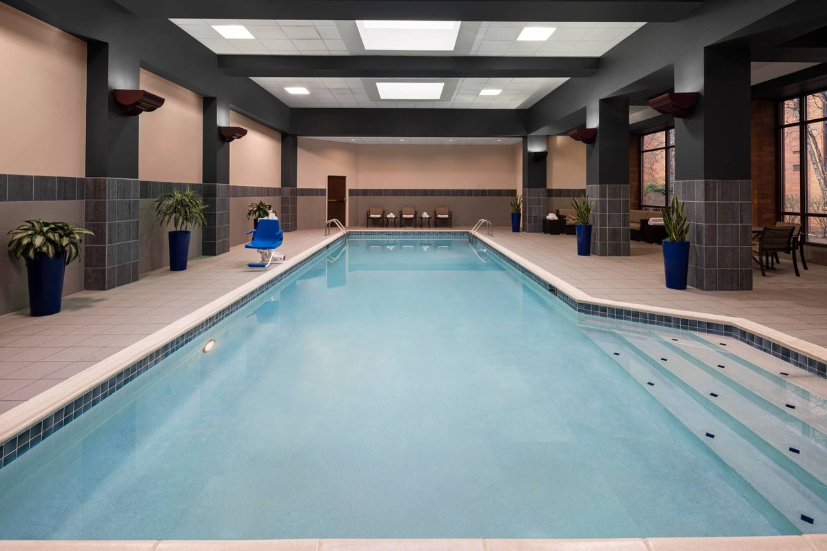 Pittsburgh Marriott North Pool Pictures & Reviews - Tripadvisor