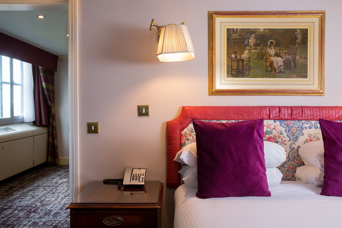 classica regia cabina telefonica inglese vicino all'albergo - Picture of  Copthorne Tara Hotel London Kensington - Tripadvisor