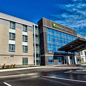 Holiday Inn Express & Suites Vaudreuil-Dorion - Hotel Exterior Day