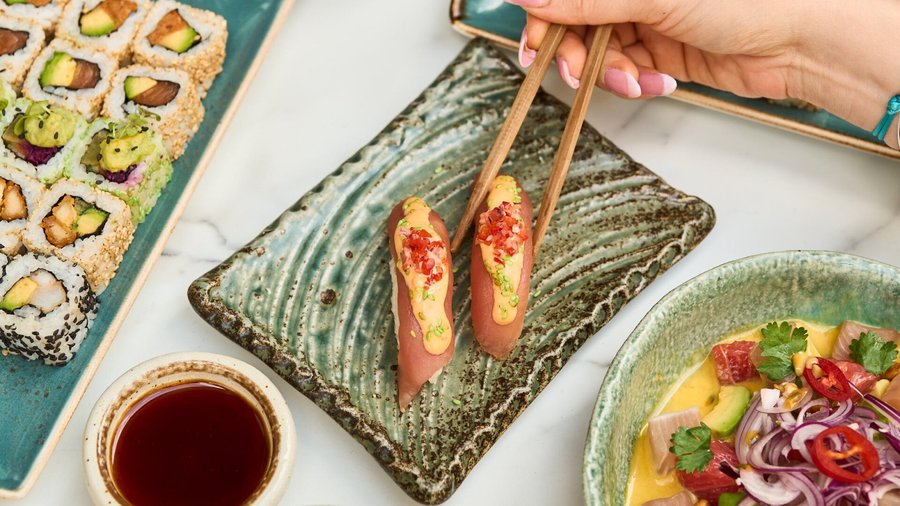Découvrez notre classique japonais twisté aux couleurs nikkei. Sushi au thon relevé par la mayonnaise épicée et décoré d’oignon rouge, poivron rouge et graines de sésame au wasabi. Embarquez pour un voyage entre le Japon et le Pérou en une bouchée !