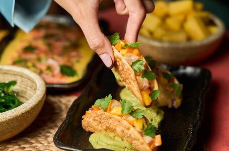 Croustillant et exotique, les tacos mahi mahi vous emmènerons hors des sentiers battus. Pâte de gyoza frite garnie de mahi-mahi, piment aji amarillo, oignon rouge, mangue, citron vert et coriandre, le tout mélangé à notre incontournable sauce maracuja. Ces tacos, vendus par 3, sont accompagnés de guacamole et de citron vert pour les assaisonner à votre convenance. Le rendez-vous ensoleillé de votre journée à déguster sur place, à emporter ou en livraison.  