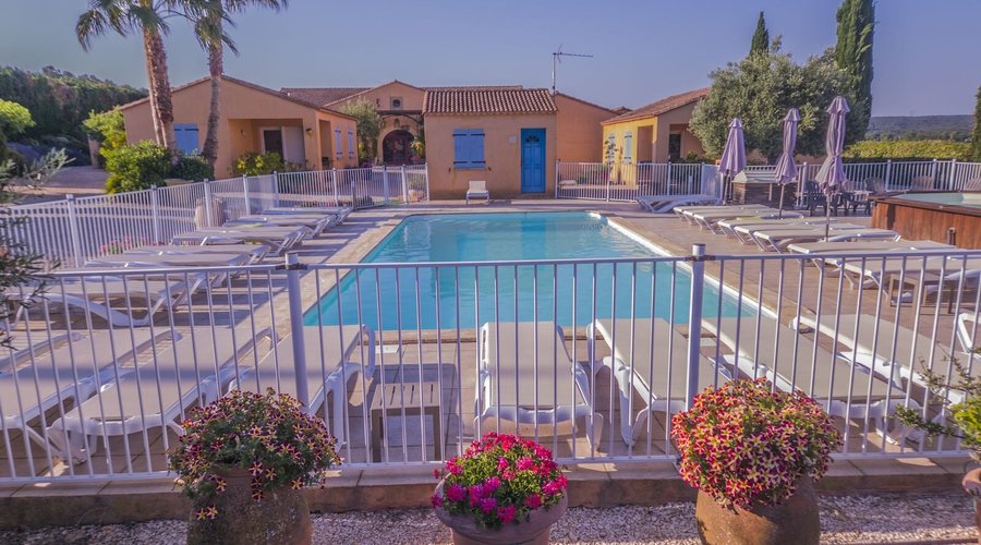 Piscines sécurisées, jardin clos fleuris et arboré