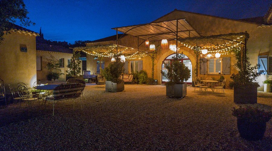 Espace commun avec pergola végétalisé, entrée salle commune de réception
