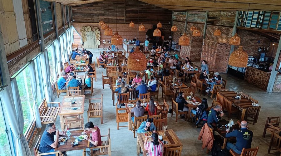 Buffet aos fins de semana  Dias de semana pratos executivos Confeitaria própria  Espaço diferenciado