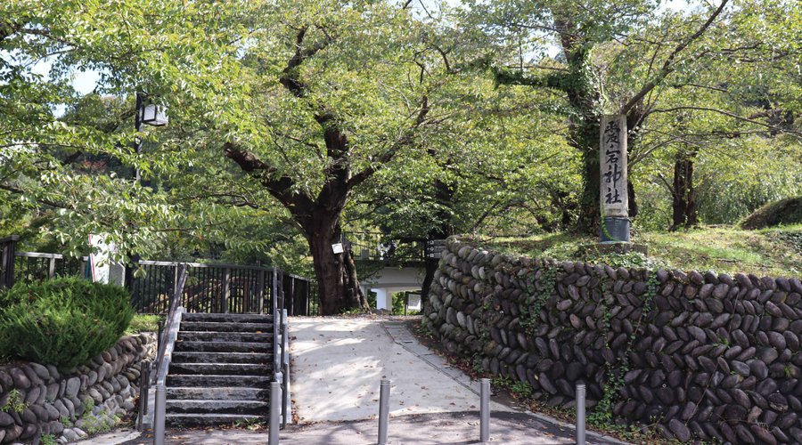 天童公園の山頂近くにあります