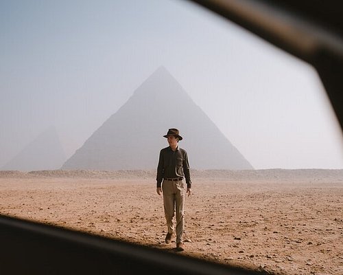 tourist photo giza pyramids