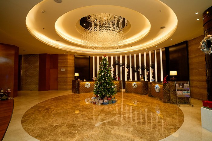 https://dynamic-media-cdn.tripadvisor.com/media/photo-o/2b/09/4d/0b/christmas-decor-at-lobby.jpg?w=700&h=-1&s=1