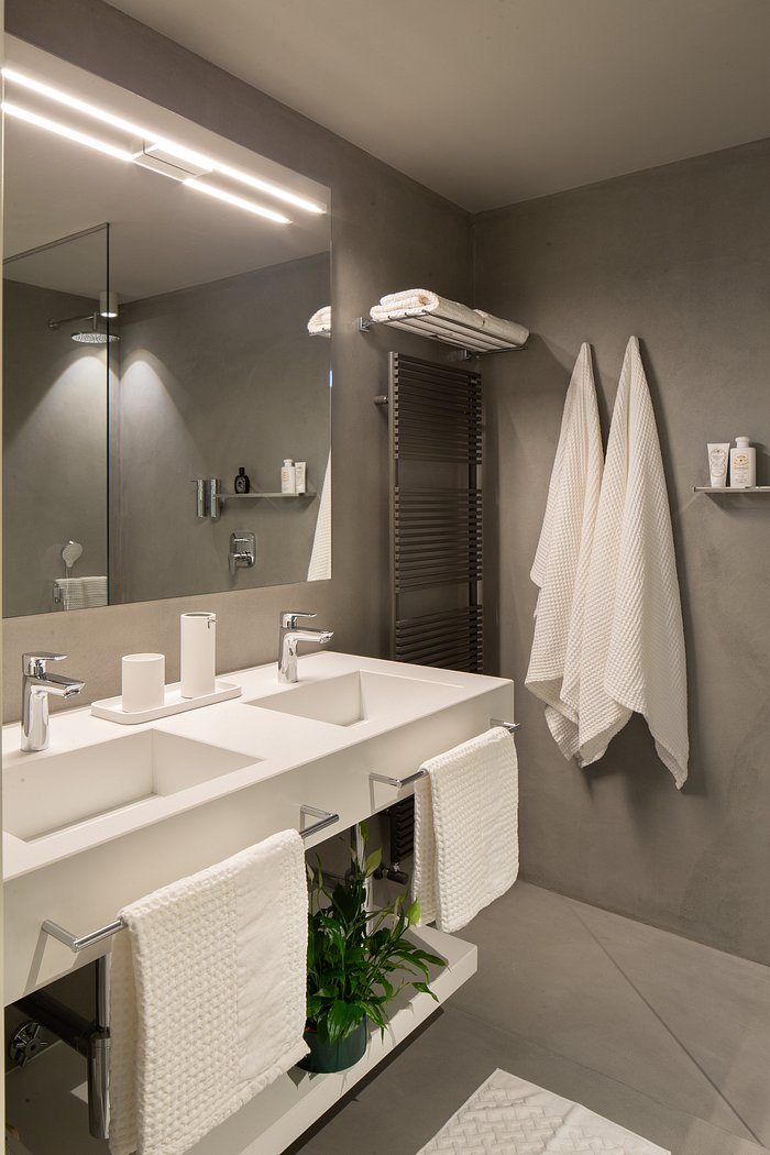 Bagno di design ad angolo Pilone