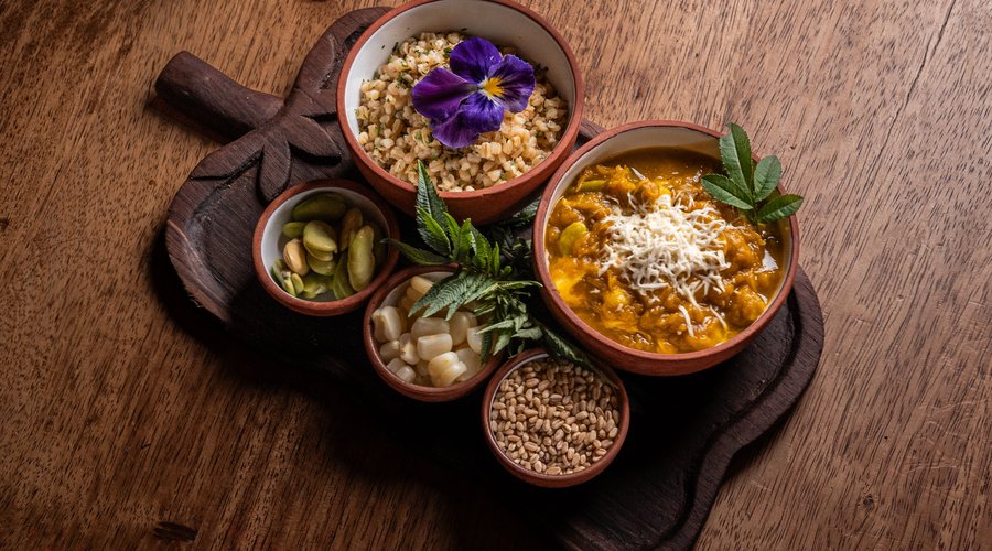 "Descubre el auténtico sabor de nuestra deliciosa salsa picante Achachau, elaborada con la base más exquisita de rocoto. Este condimento es el compañero perfecto para realzar el sabor de nuestra comida tradicional.