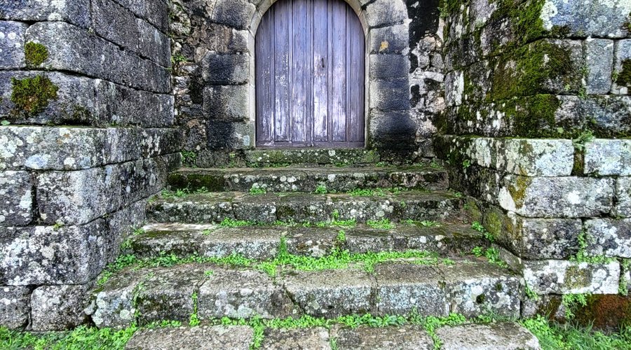 Una de las puertas de la iglesia