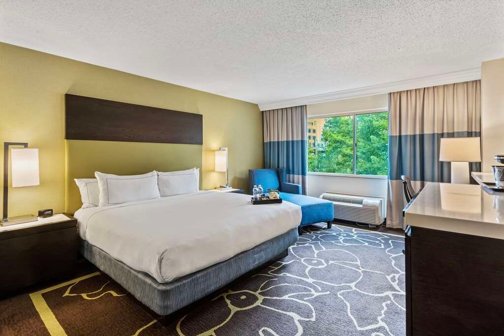 DOUBLETREE BY HILTON CHARLOTTE UPTOWN 135 1 8 6 Prices Hotel   Guest Room 