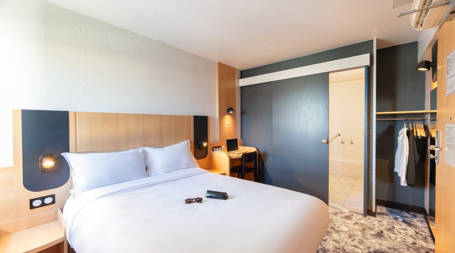Chambre accessible PMR du B&B Hôtel Lyon Eurexpo Bron