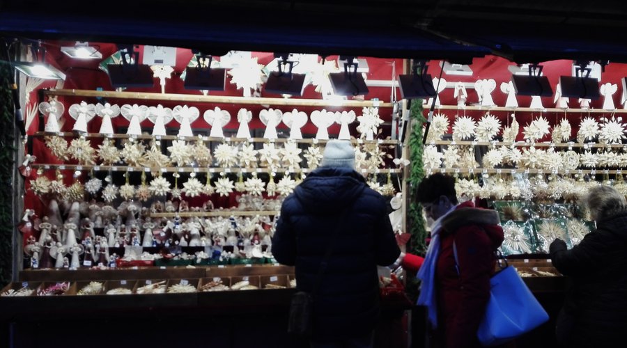 Weihnachtsschmuck für den Baum und die Krippe darf nicht fehlen