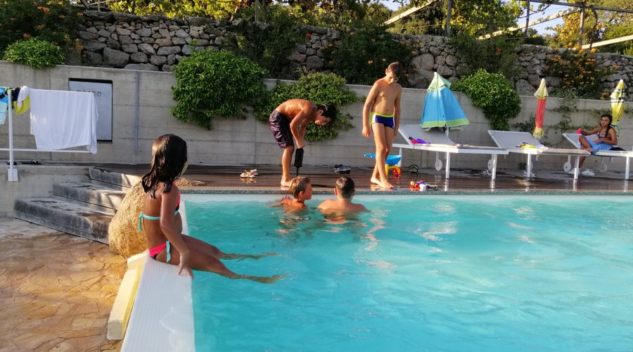 Ai bambini è stato rivolto uno sguardo molto attento. Parete di arrampicata, casa sugli alberi, minipiscina con acqua da 0 a 30 cm, trampolino, campo bocce, zip-line ed altro....  Tutto è a disposizione dei nostri piccoli ospiti, che spesso, avversano i giochi progettati per loro, per scoprire i giochi senza giochi. Pezzi di legno, sassi e alberi su cui arrampicarsi, diventano per loro quello che non so descrivere, ma che loro conoscono molto bene... Ed è subito esperienza!