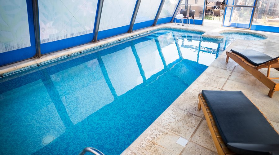 Piscina climatizada cubierta en invierno (descubierta en verano).