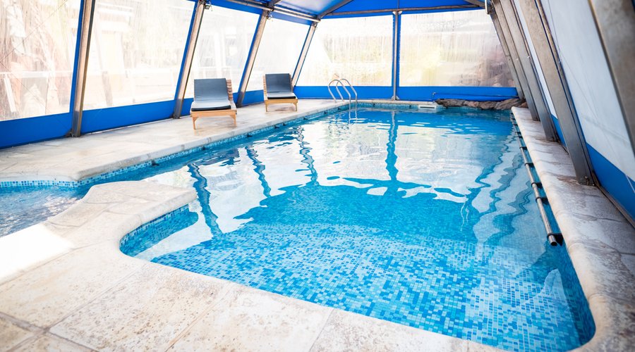 Piscina climatizada cubierta en invierno (descubierta en verano).