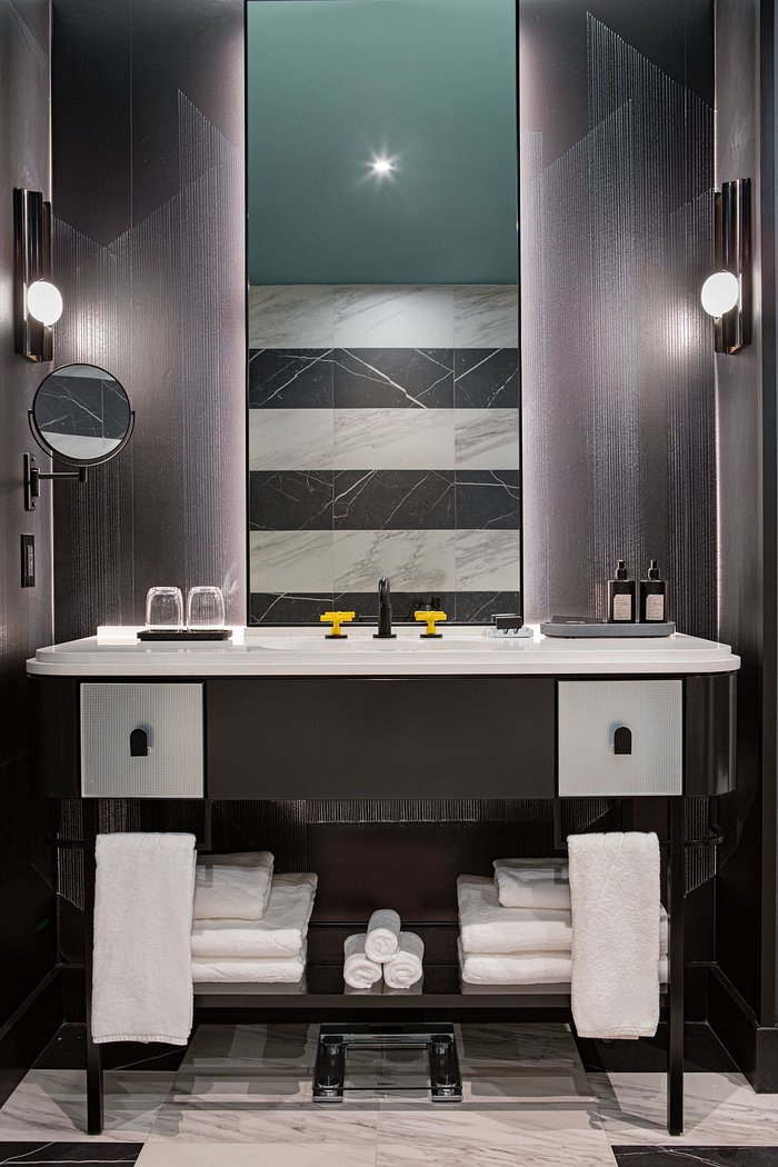 15 Exquisite Bathrooms That Make Use of Open Storage