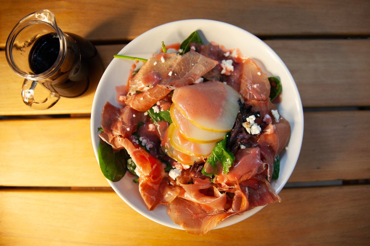 Ensalada de prosciutto y pera