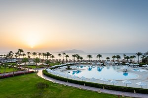 حمام السباحة والشاطئ