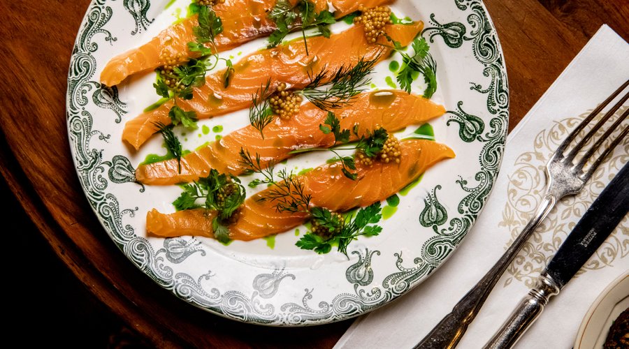 Gravlax de saumon, mariné des heures dans de la citronnelle et du gingembre servi avec une sauce au yaourt citronnée, des pickles de graines de moutarde, de l'aneth et du citron vert