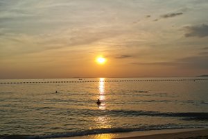 สระว่ายน้ำและชายหาด