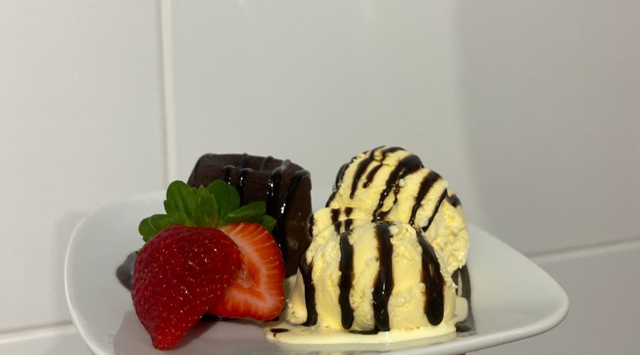 Petit gateau com sorvete