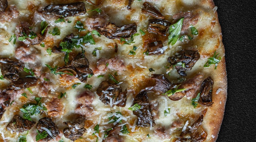 TOSCANA  Inspirated by Tuscany, the Italian region where porcini mushrooms and pork sausages are an essential part of the local cuisine tradition.  Funghi porcini (Italian Porcini mushrooms) Salsiccia di suino (Italian pork sausage) Mozzarella (Mozzarella cheese) Scaglie di Parmigiano (Parmesan cheese flakes) Prezzemolo (Parsley) E.V.O. (Italian extra virgin olive oil)