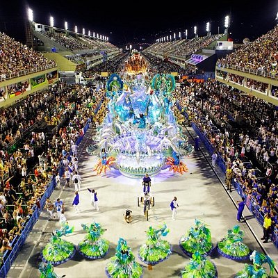 Ευρυγώνια λήψη μιας πολύχρωμης καρναβαλικής πομπής που παρελαύνει στο Sambadrome, στο Ρίο ντε Τζανέιρο της Βραζιλίας