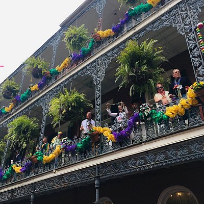 Οι λάτρεις των πάρτι γιορτάζουν τη Λιπαρή Τρίτη στα μπαλκόνια της Γαλλικής Συνοικίας στη Νέα Ορλεάνη