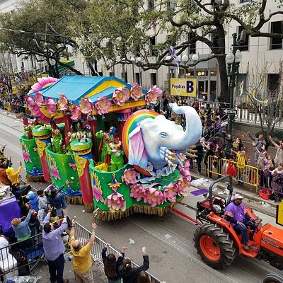 마디 그라가 열리는 동안 뉴올리언스시를 행진하는 다채로운 색상의 코끼리 모양 플로트
