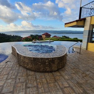 Infinity pool, with view of the lake