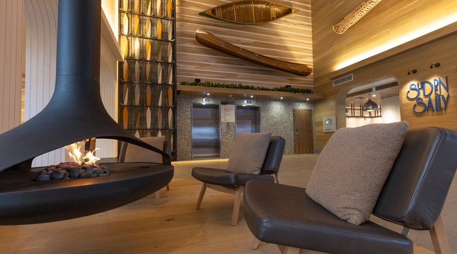 Hotel Canoe & Suites lobby