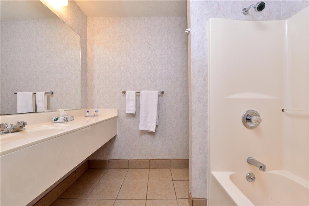AMERICAS BEST VALUE INN KNOB NOSTER $82 ($̶1̶0̶2̶) - Prices & Hotel Reviews - MO