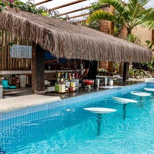 Que tal um drink no nosso bar da piscina aquecida?