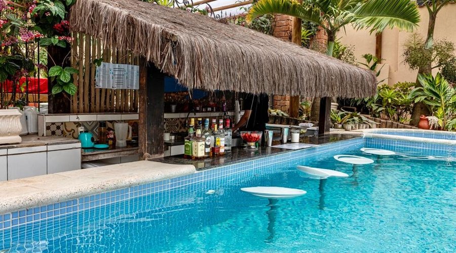 Que tal um drink no nosso bar da piscina aquecida?