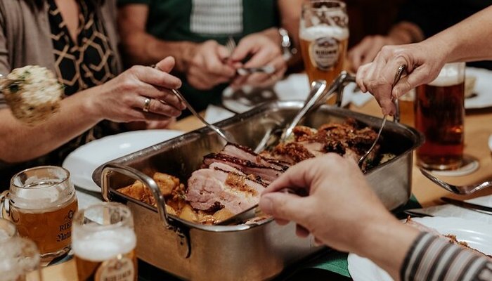 Typisch Innviertel: Bratl in der Rein mit allen Beilagen, die dazu gehören. Vorbestellung ab 5 Personen möglich, aber auch gerne einfach vorbeikommen und geniessen. Darauf ein Bier! #aufzumzuser #typischinnviertel 