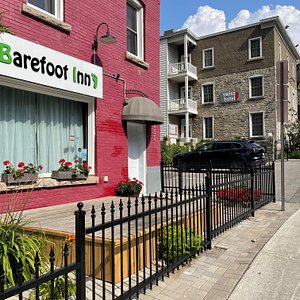 The Barefoot Hostel is conveniently located in downtown Ottawa, only steps from the Ottawa’s Byward Market which is known for its trendy restaurants, bars and boutique shops. We are within walking distance of the University of Ottawa, Rideau Canal, Shaw Convention Center, USA Embassy and Parliament Hill. The Hostel is within a 5-minute walk of the Rideau O-Train / LRT station and can be reached easily from Ottawa’s airport, the train station, or bus station.