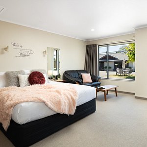 Executive Air Conditioned King Spa Studio Unit -  Full kitchenette offering microwave, stove top, tea & coffee making facilities, dining table & chairs. Our units are serviced daily and really are your home away from home Free WIFI and 43" Smart TV offering 21 freeview channels and streaming