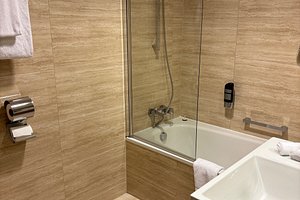 Baño moderno con buena ducha y sí tenía perchero para colgar las toallas -  Picture of Grandior Hotel Prague - Tripadvisor